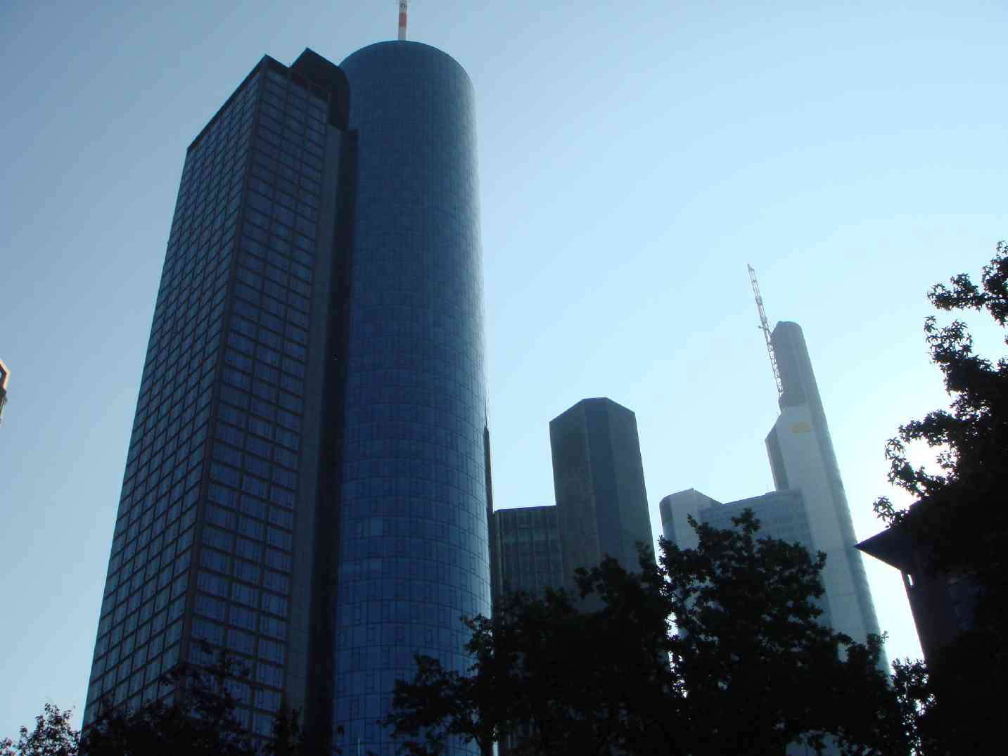 ドイツの金融の中心地。公園を歩いていると、高層ビルが目に入ります。